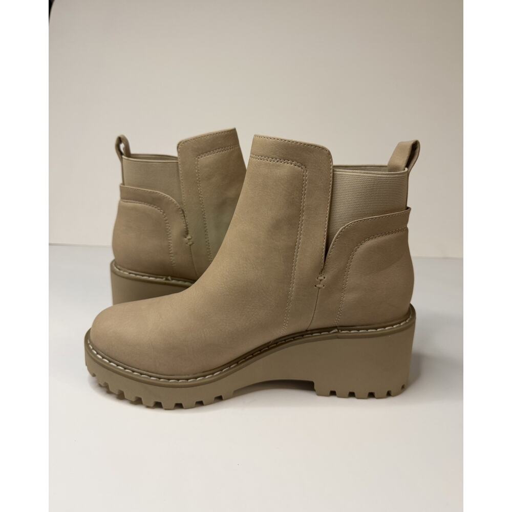 NWOB DV Dolce Vita Women's Chelsea Lug Sole Bootie Sz 7 Beige